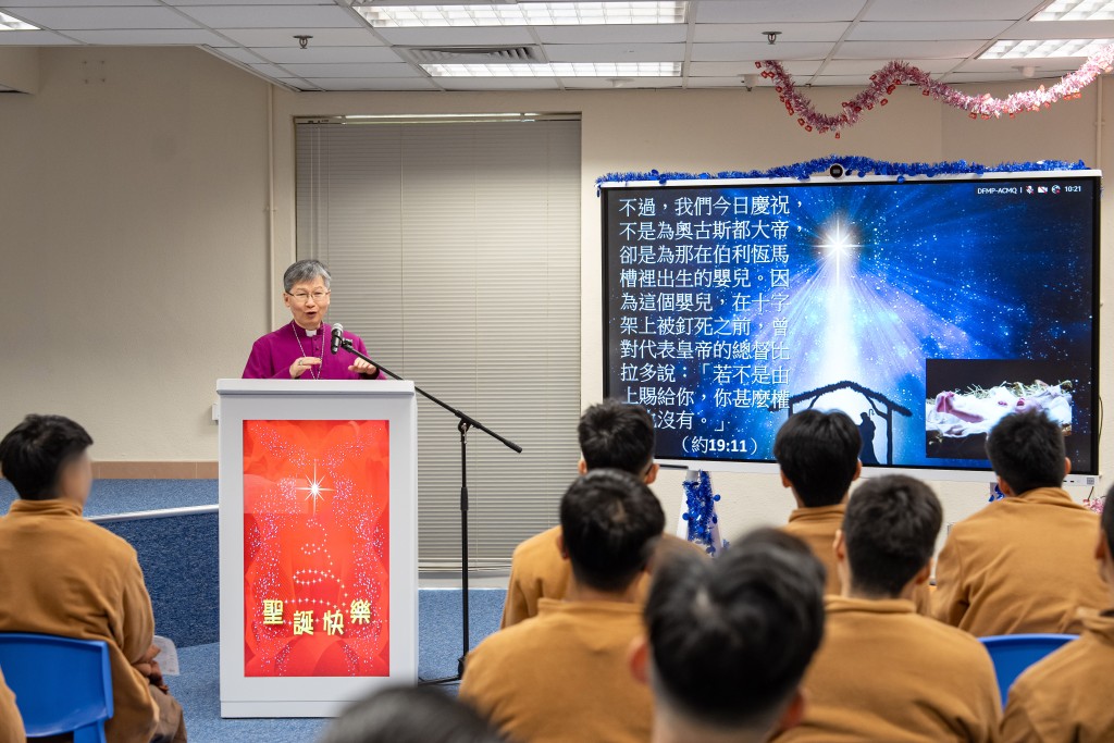 香港聖公會大主教陳謳明於12月19日到白沙灣懲教所主持聖誕崇拜。政府新聞處