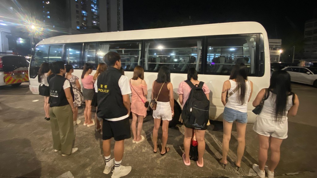 警聯同入境處元朗掃黃,拘捕28名內地女。警方提供