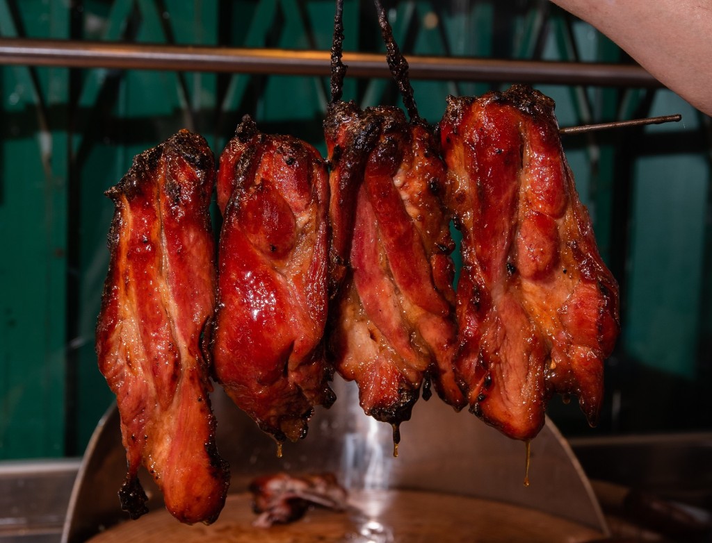 廣州公布最新版的公共場所英文標識規範，叉燒英文官名叫「Char Siu」。