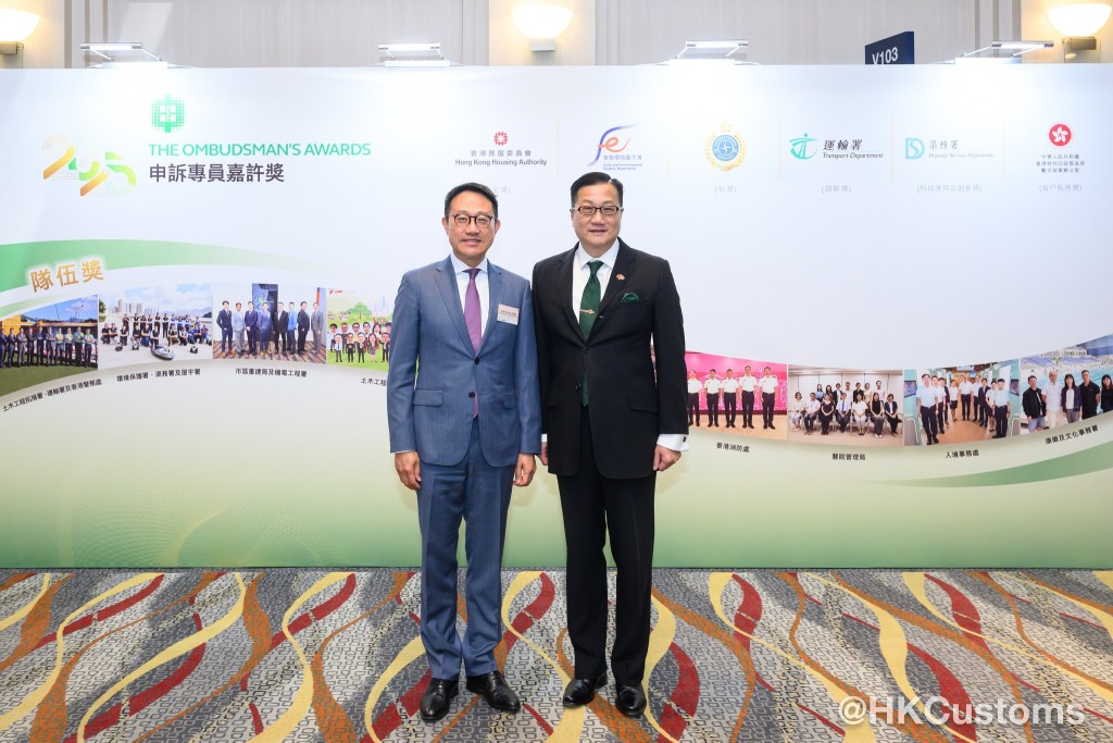 海關關長陳子達（左）亦帶領一眾同事到場支持。