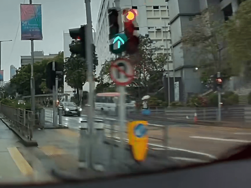舉傘男途人走避不及捱撞。FB：Daniel Suen@車Cam L（香港群組）