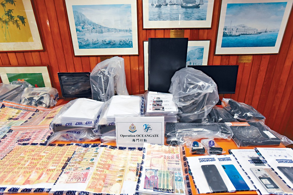 油尖警區於本月9日宣布破獲詐騙集團，展示案中證物。