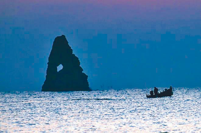 青島「石老人」上半部分坍塌入海。