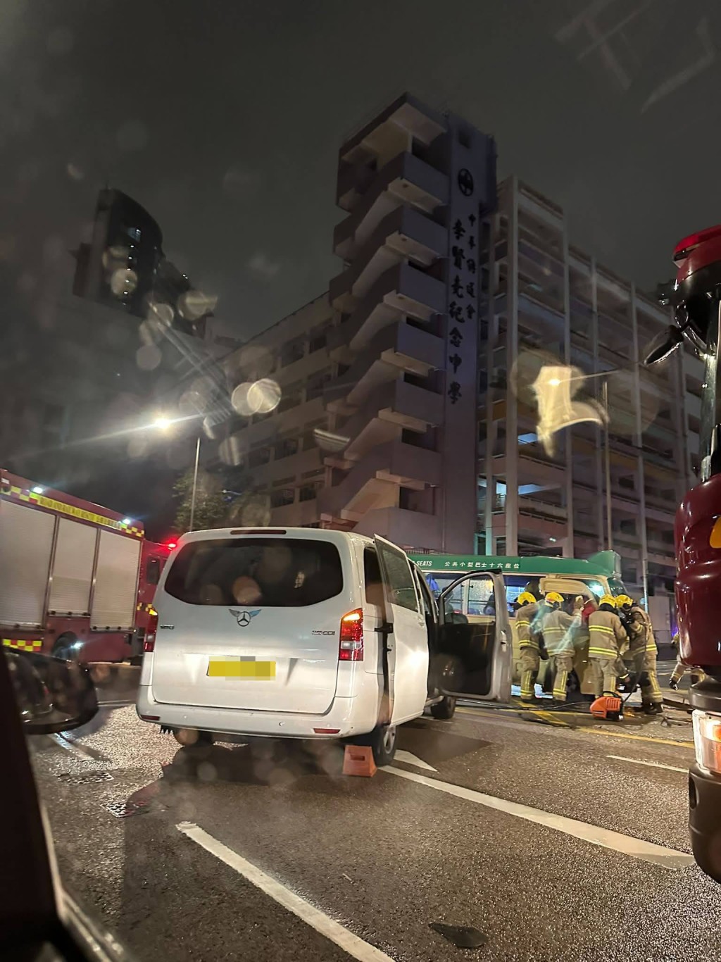 一辆客货车及一辆专线小巴于葵福路及盛福街交界发生相撞,至少6人受伤。网上图片 一辆客货车及一辆专线小巴于葵福路及盛福街交界发生相撞,至少6人受伤。网上图片