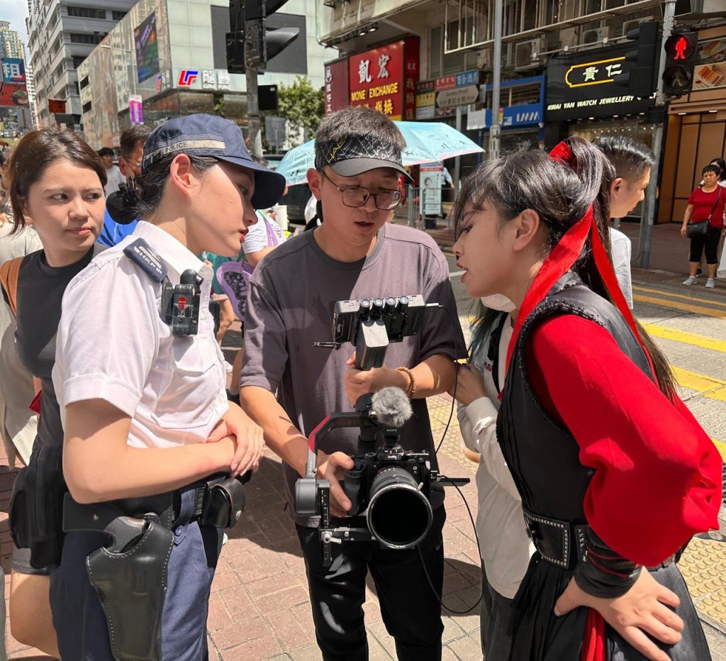 陳逸婷(左二)不時與藝人或網絡紅人合作,將警務信息帶進社會群體。 陳逸婷(左二)不時與藝人或網絡紅人合作,將警務信息帶進社會群體。