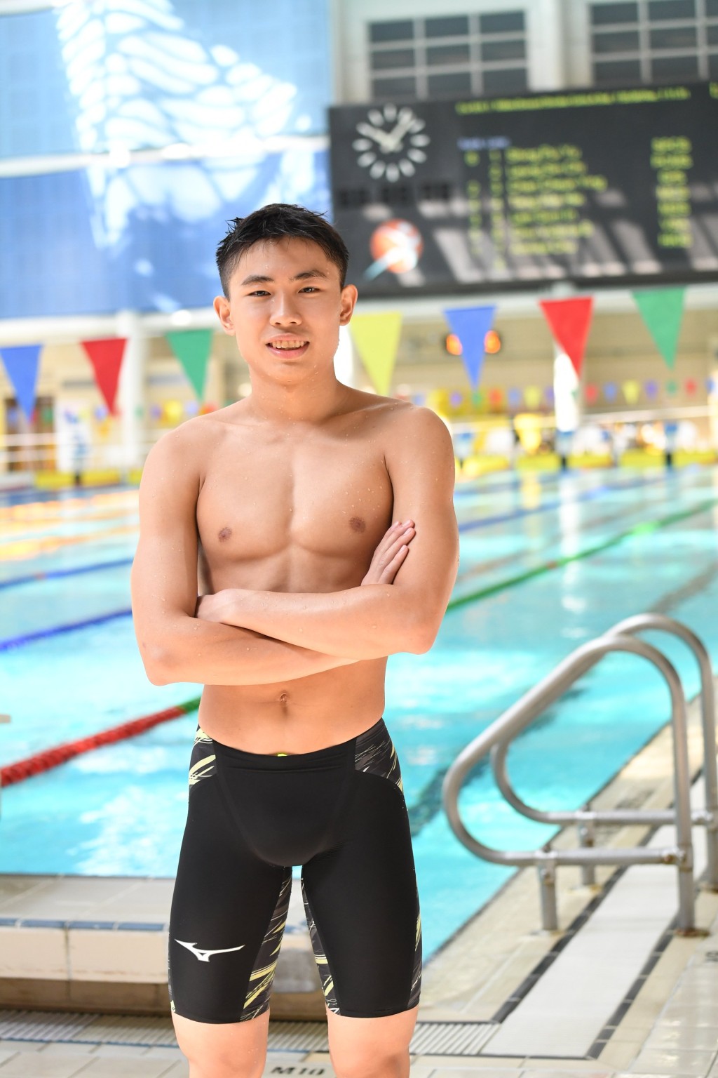 张智杰破学界蛙泳纪录。