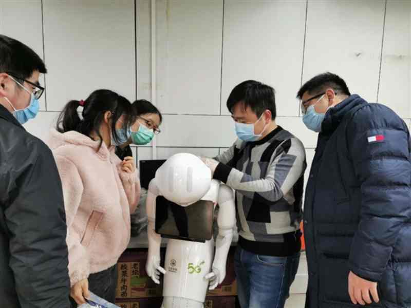 兩部5G雲端智能機器人幫助執行導診消毒等工作。網圖