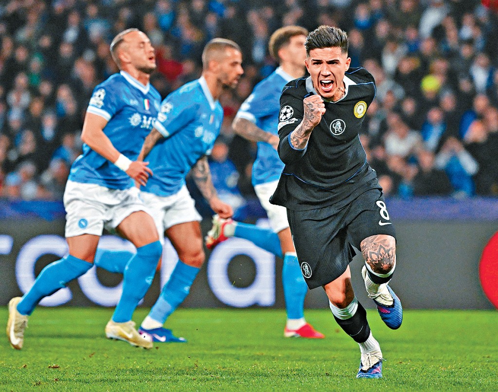 車路士(黑衫)淘汰意甲冠軍拿玻里。