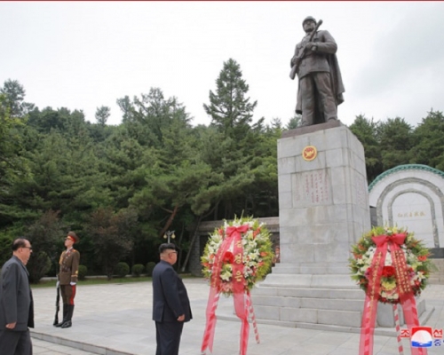 北韓領導人金正恩憑弔中國已故領導人毛澤東長子、在韓戰陣亡的毛岸英。網圖