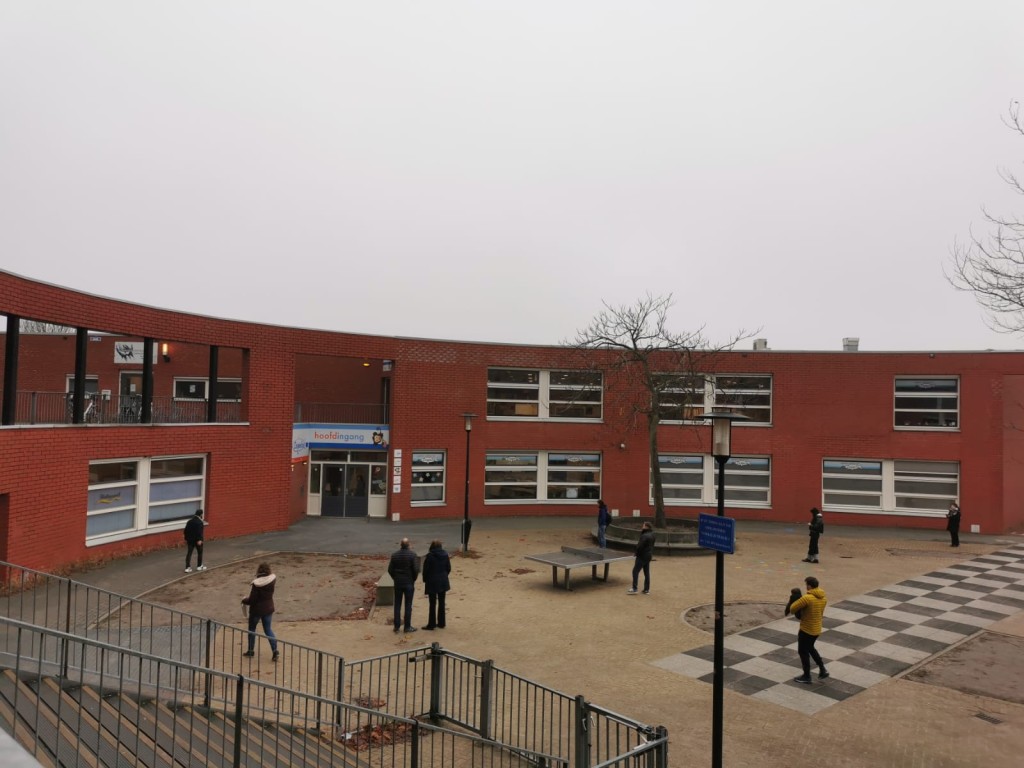 鹿特丹部分学前班与小学设在同一座建筑物中,两者共用操场。 鹿特丹部分学前班与小学设在同一座建筑物中,两者共用操场。