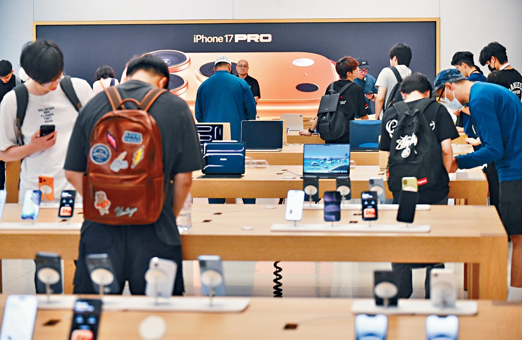 iPhone 17系列昨日開售，不少人到場搶購希望搶先體驗新機。