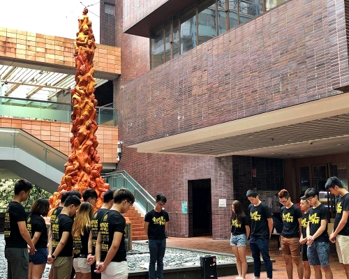 港大學生會按傳統洗刷國殤之柱。鄺沛同攝