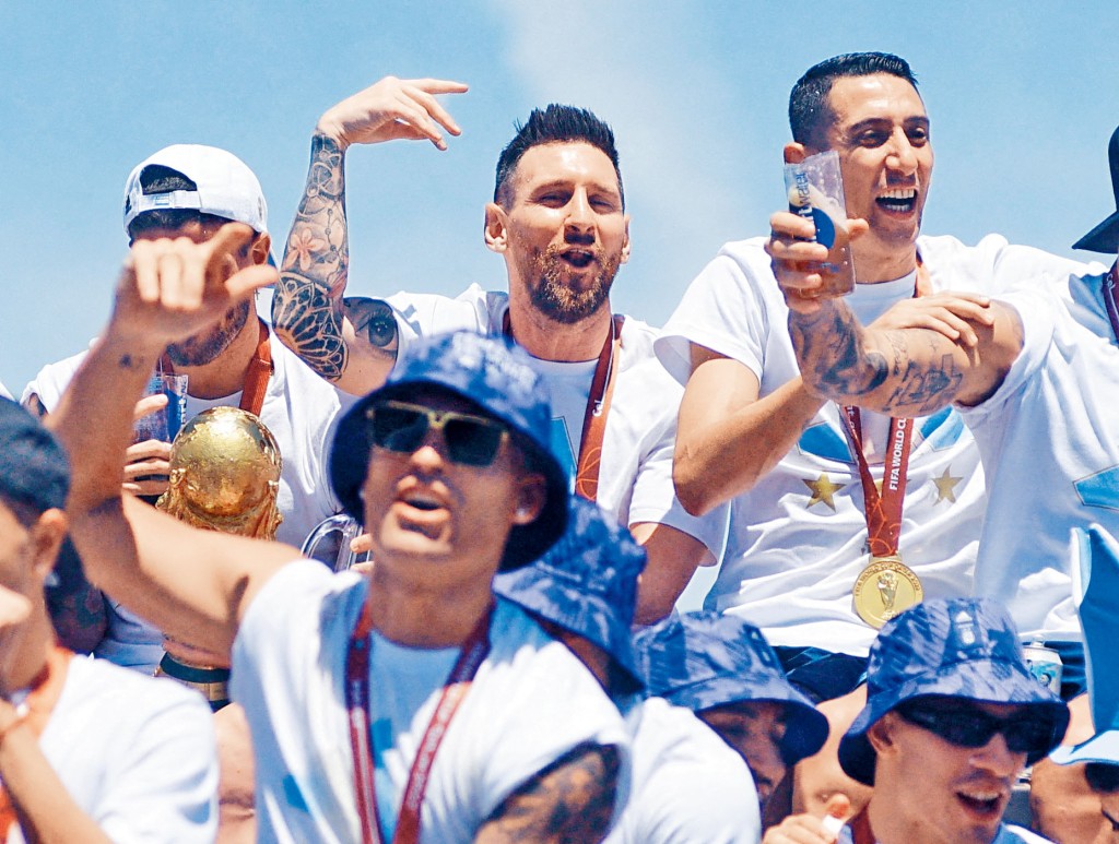 美斯與阿根廷隊友周二在首都布宜諾斯艾利斯舉行勝利巡遊。