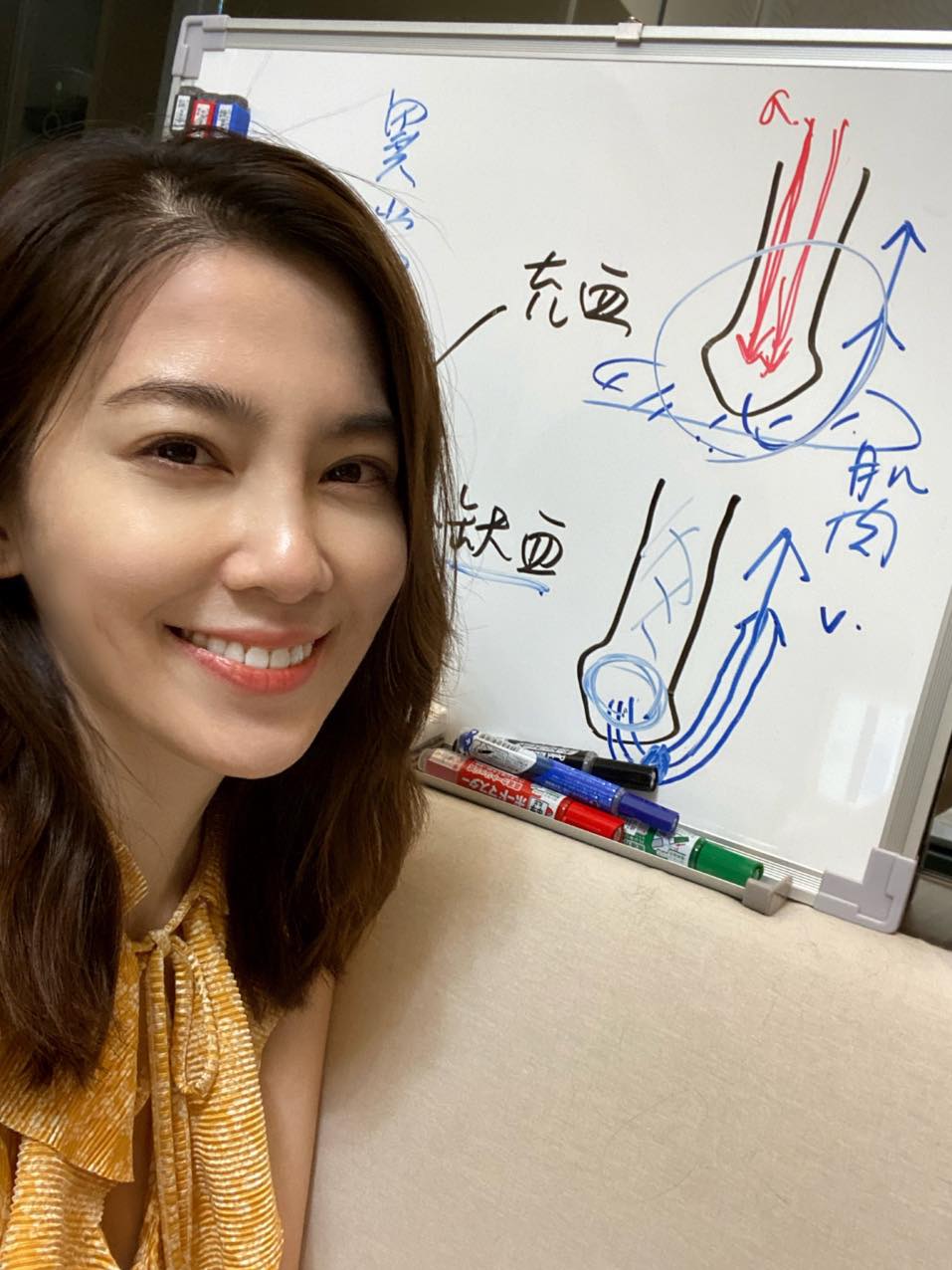 許藍方好有氣質。 許藍方好有氣質。