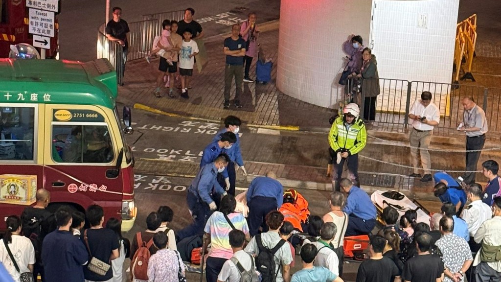 石排灣邨婦人捱綠Van撞倒 昏迷送院搶救。FB：石排灣街坊吹水會