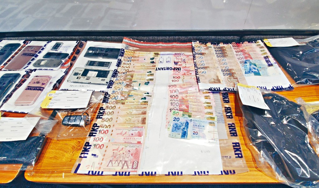 警方展示行动中起回部分现金及检获手机等证物。