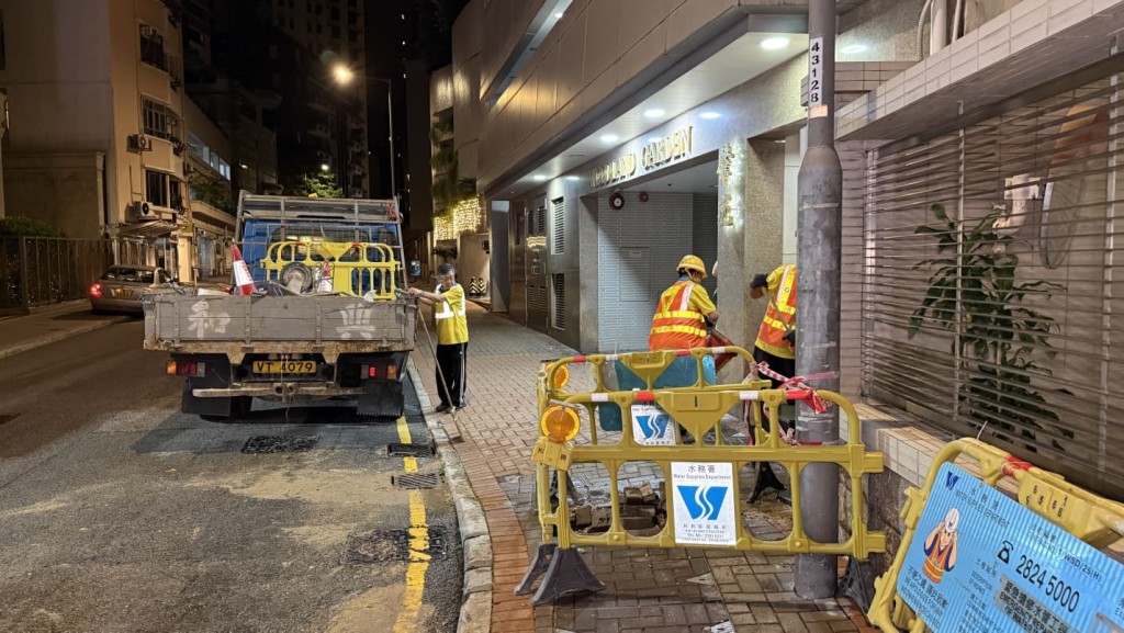 港島半山麥當勞道凌晨有地下鹹水管爆裂。蔡楚輝攝