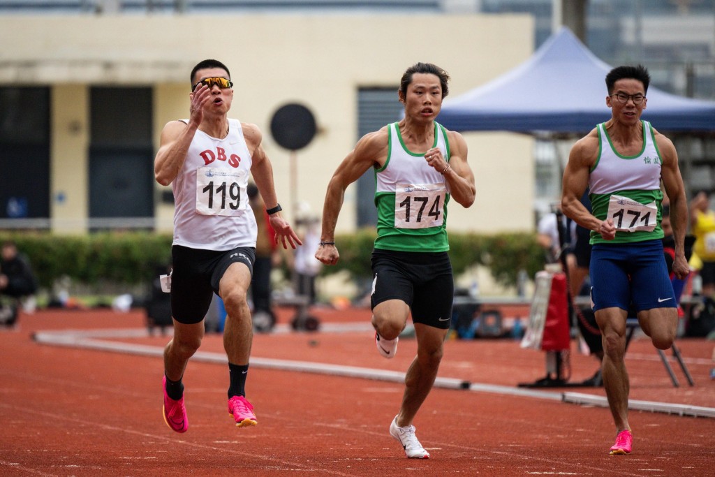 李康傑(中)於男子100米封王。香港田徑總會圖片