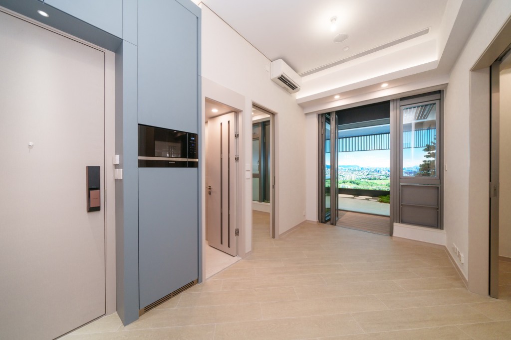 兩房大廳四正好用,連接『三合一』露台更可將空間感由室內延伸至室外。