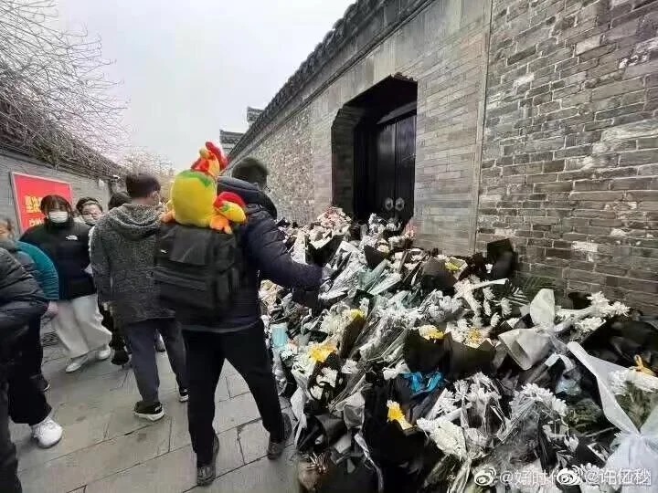 去年江澤民逝世，有男子背著公雞到揚州故居前獻花。網上圖片