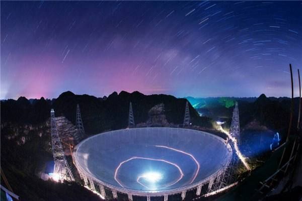 星空下的贵州FAST天文射电望远镜。
