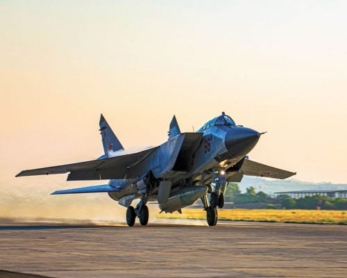 俄軍方首度派遣可搭載「匕首」高超音速導彈的米格31戰機在地中海展開大規模軍事演習。AP相片