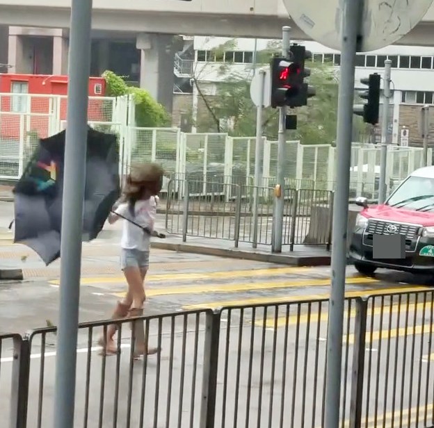 不過,有更多人抱另一看法,指情況危險「吹到 佢完全偏離咗條斑馬線(編按:「綠色人像」過 路處)」。有不少網民更加肉緊地提醒大打風時 ,穿雨衣較撐傘穩妥,呼籲「收遮啦」:Threads截圖 不過,有更多人抱另一看法,指情況危險「吹到 佢完全偏離咗條斑馬線(編按:「綠色人像」過 路處)」。有不少網民更加肉緊地提醒大打風時 ,穿雨衣較撐傘穩妥,呼籲「收遮啦」:Threads截圖