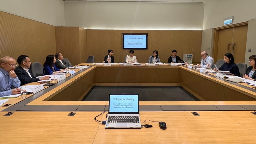 屋宇署、民政事務總署及市建局今日開會,研究協助逾期未遵辦驗樓通知的業主加快完成修葺工程。發展局fb