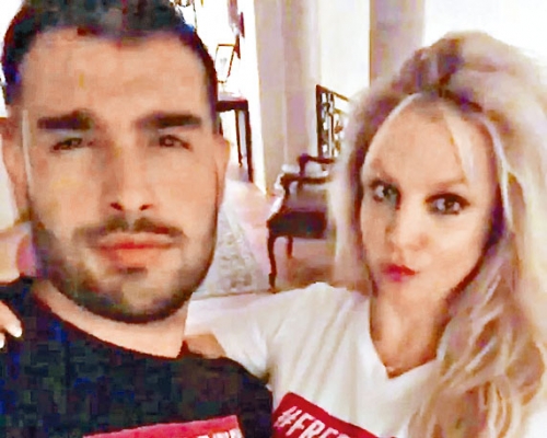 ■Britney昨終重奪自主權，在法庭宣判前她與男友Sam齊穿上「#FreeBritney」上衣。