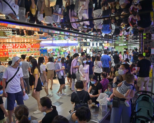 葵涌廣場人頭湧湧。