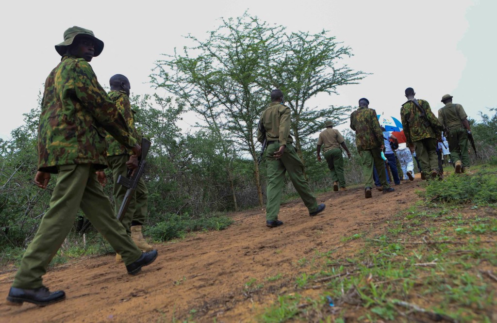 大批肯尼亚人员协助挖掘尸。(路透社)