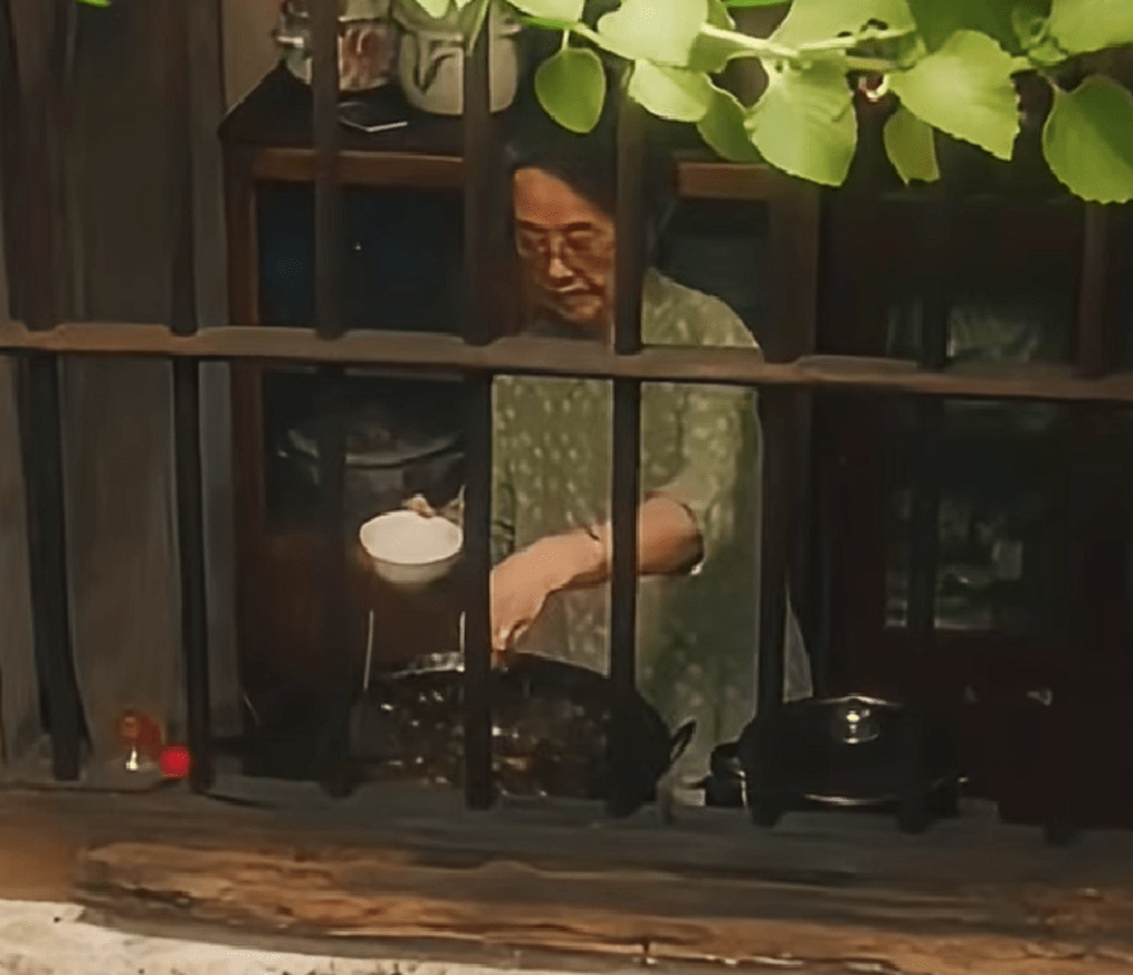 电影《给阿嬷的情书》淑柔阿嬷采摘自家种植的青橄榄，加上芥菜手作的“橄榄菜”，是潮汕经典醃制美食，适合送粥。