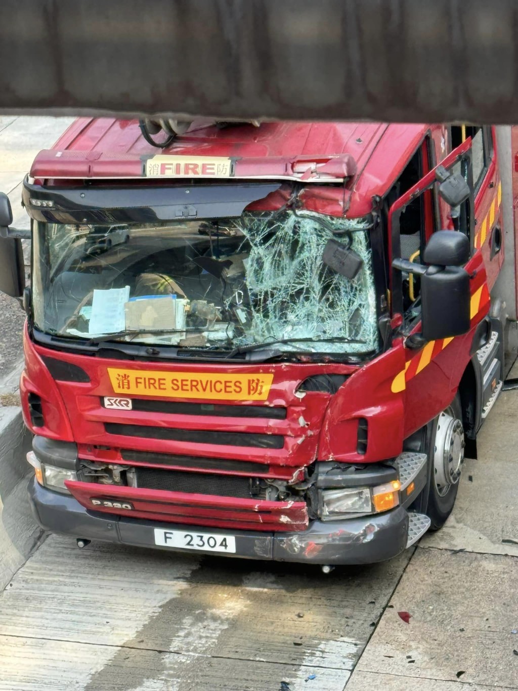 消防车挡风玻璃爆裂。fb：马路的事 (即时交通资讯台)