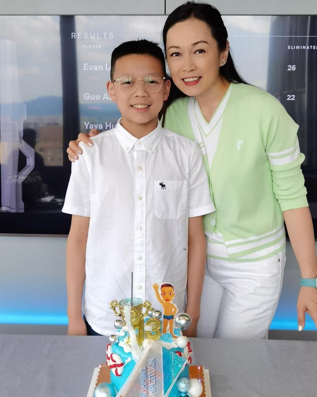 Evan拍在姚瑩瑩身旁合照時，高度已貼近身高170cm的媽媽。
