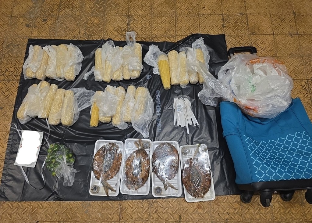 食環署人員在行動中檢獲的食物和擺賣工具。政府新聞處圖片 食環署人員在行動中檢獲的食物和擺賣工具。政府新聞處圖片