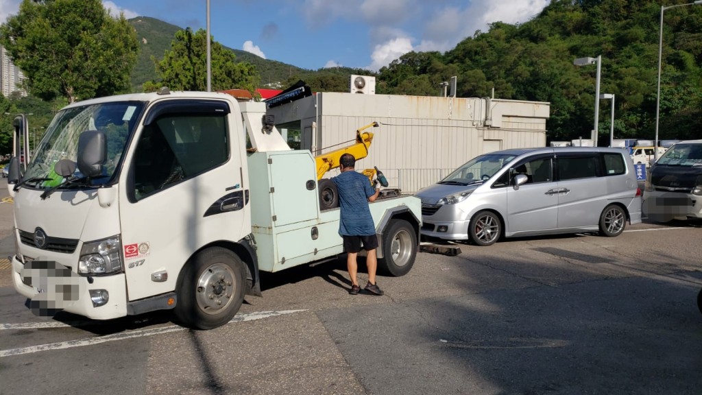 警方拖走多車。警方圖片