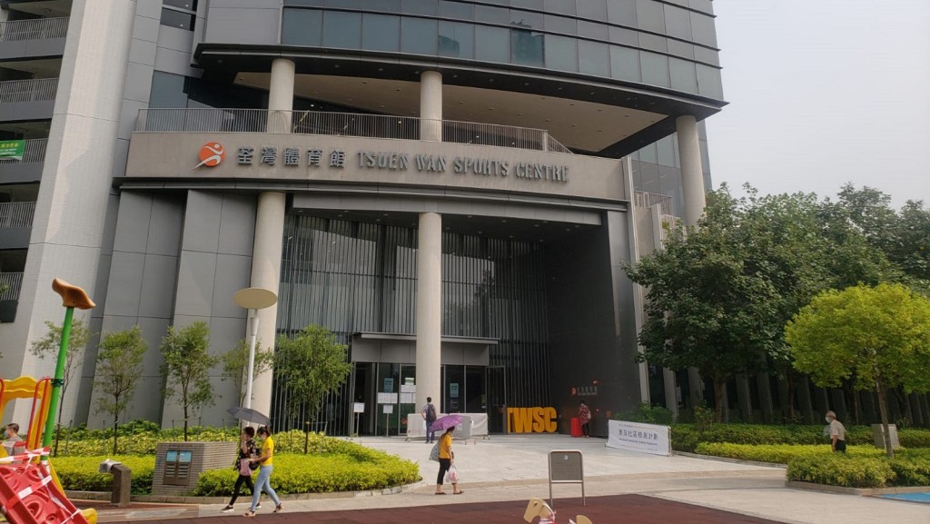 政府增設疫苗接種中心,其中一個在荃灣體育館。資料圖片