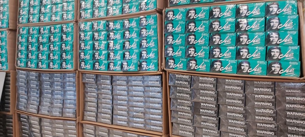 海關檢獲的私煙及製成煙草,估計市值約624萬元,應貨稅值約457萬元。曾志恒攝 海關檢獲的私煙及製成煙草,估計市值約624萬元,應貨稅值約457萬元。曾志恒攝