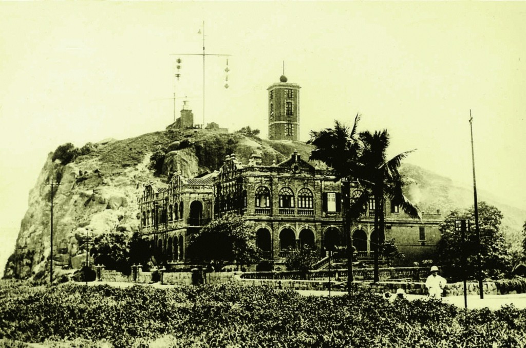 1920年代天文台在信號山上懸掛中國海域風暴信號(非本地信號),向港內船隻發佈有關熱帶氣旋的消息。天文台圖片 1920年代天文台在信號山上懸掛中國海域風暴信號(非本地信號),向港內船隻發佈有關熱帶氣旋的消息。天文台圖片