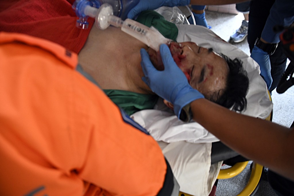 一名男跑手昏迷送院。楊偉亨攝 一名男跑手昏迷送院。楊偉亨攝