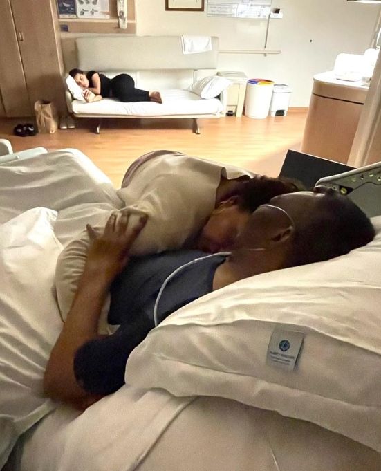 比利女儿Kely Nascimento在医院发布了一张与父亲的拥抱照片。网上图片