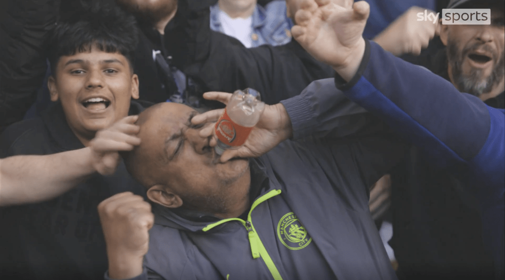 曼城球迷忘情庆祝。电视画面截图