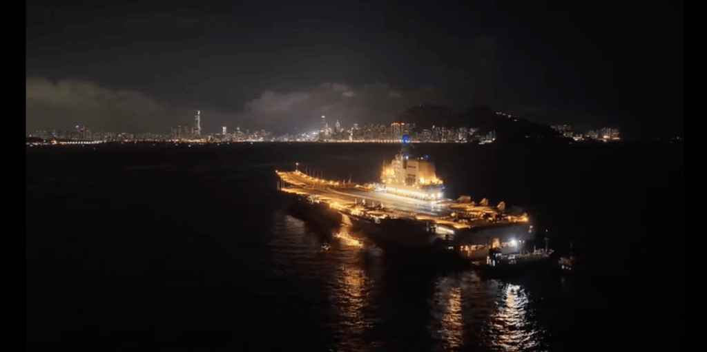 山東艦的甲板燈火通明璀璨,緩緩駛向維港兩岸,畫面和諧優美。 山東艦的甲板燈火通明璀璨,緩緩駛向維港兩岸,畫面和諧優美。