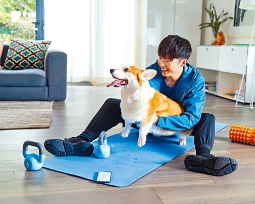 Ian與可愛哥基犬拍檔,諗起屋企的小寶貝。