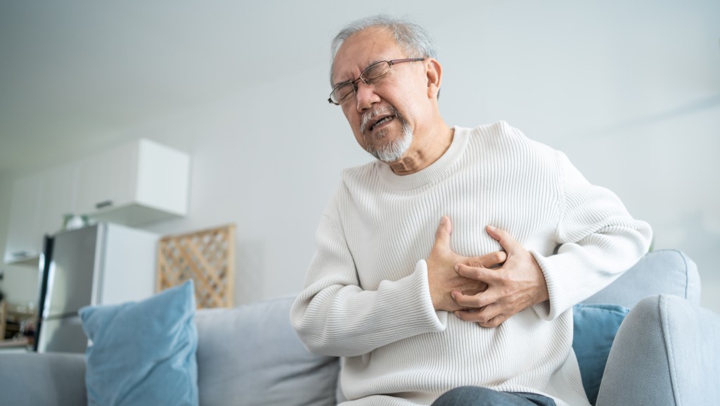 心悸翳悶按手1部位可救命？中醫教2招護心按摩 活血化瘀穩定情緒