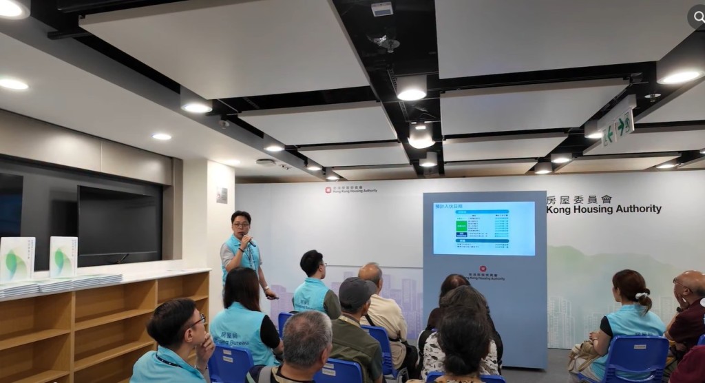解說專隊詳細為居民解答疑問。何永賢fb 解說專隊詳細為居民解答疑問。何永賢fb