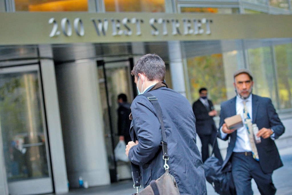 紐約的高盛總部外，人來人往。