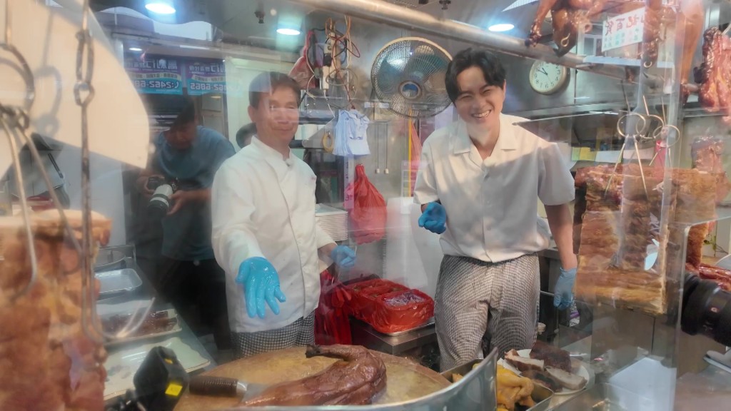 發哥示範一次之後就叫他試斬燒鵝