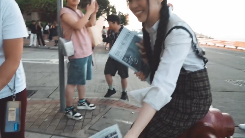 甄濟如表現出看似氣餒的樣子，但她很快就收拾心情，再找下個目標繼續宣傳。
