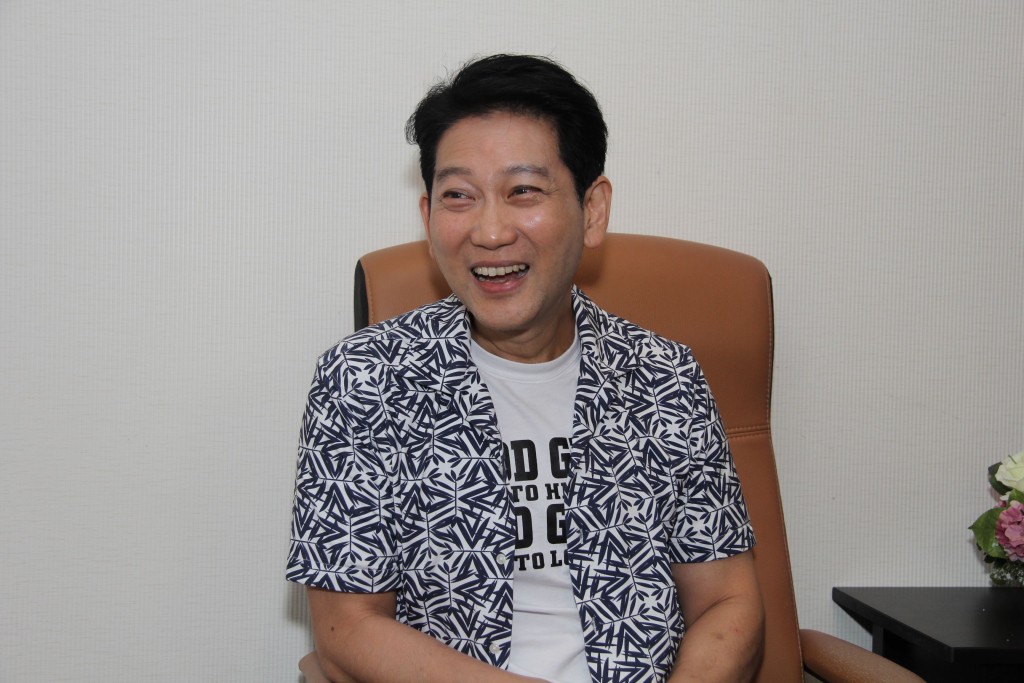 冇官職一身輕,楊立門笑得好開懷,仲話𠵱家可以自由自在做全職歌手。